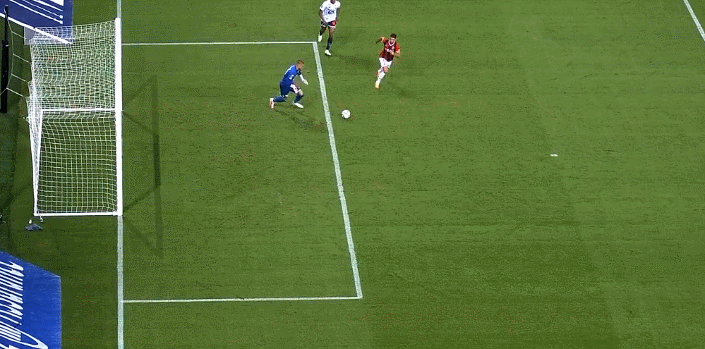 争议！尼斯球员在禁区内被撞倒 没有判罚点球 主队球迷向裁判发出嘘声 